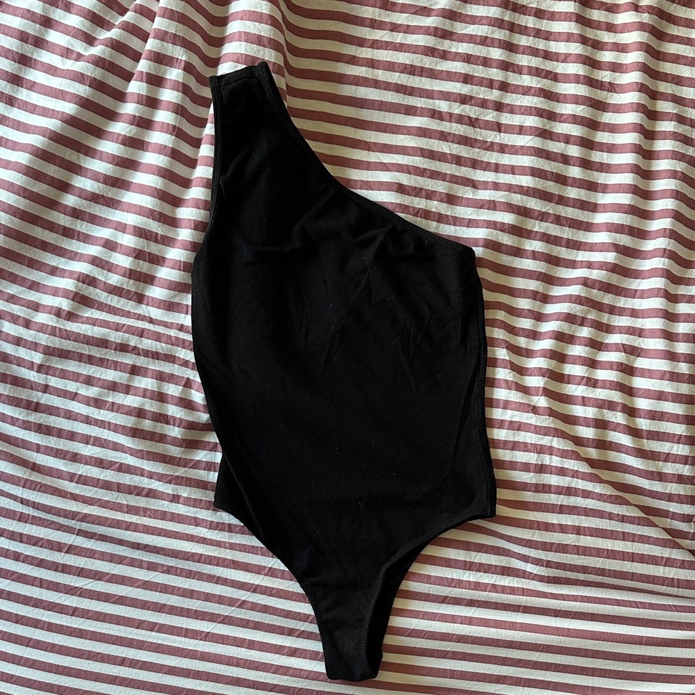 COMMUNITY ONE SHOULDER BODYSUIT